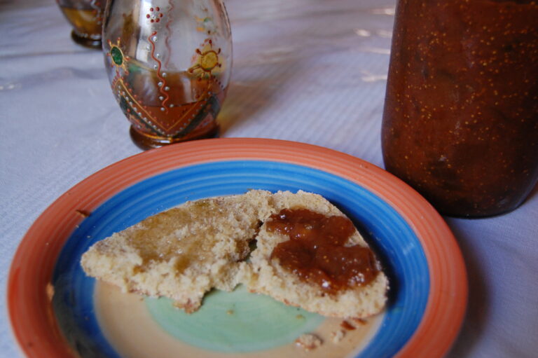 Huile d'argan présentée dans un plat traditionnel marocain